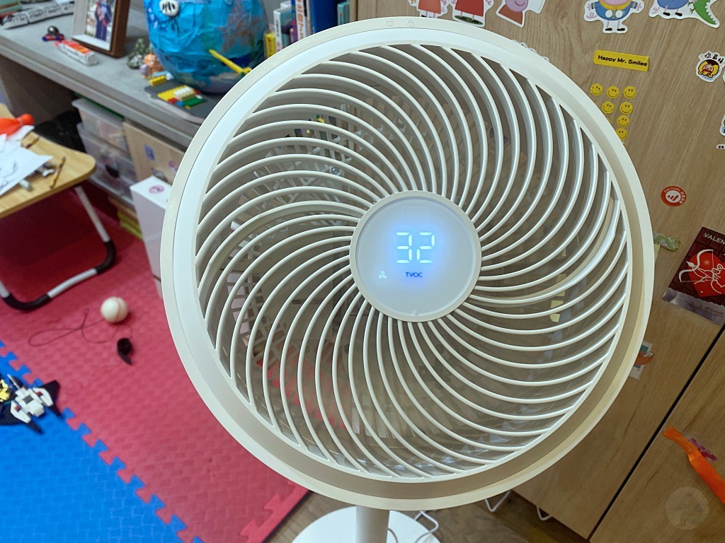 機身頂部32段風速控制顯示|無段變速風扇