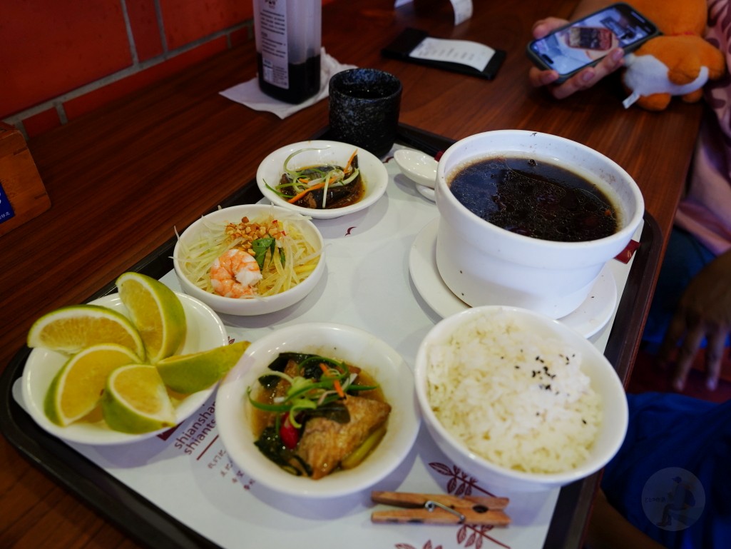 苗栗美食, 獅潭美食, 仙山仙草, 苗栗景點, 客家美食, 炸仙草, 仙草雞湯, 獅潭老街, 苗栗一日遊, 親子友善餐廳