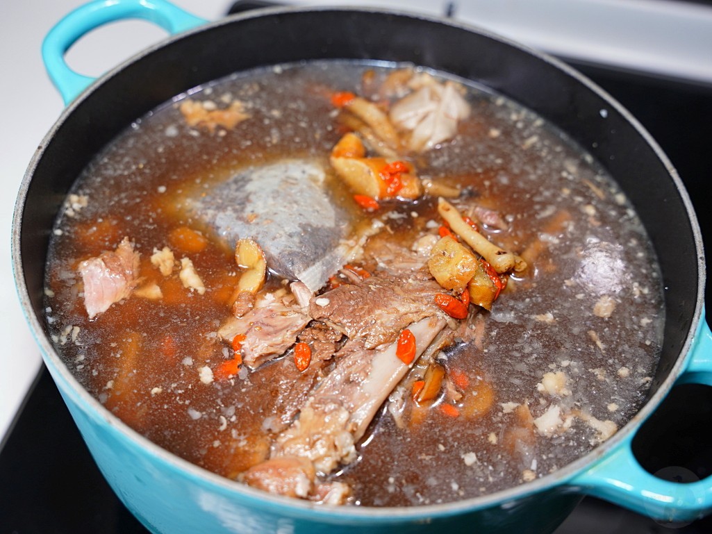加熱後的肉骨茶香氣四溢