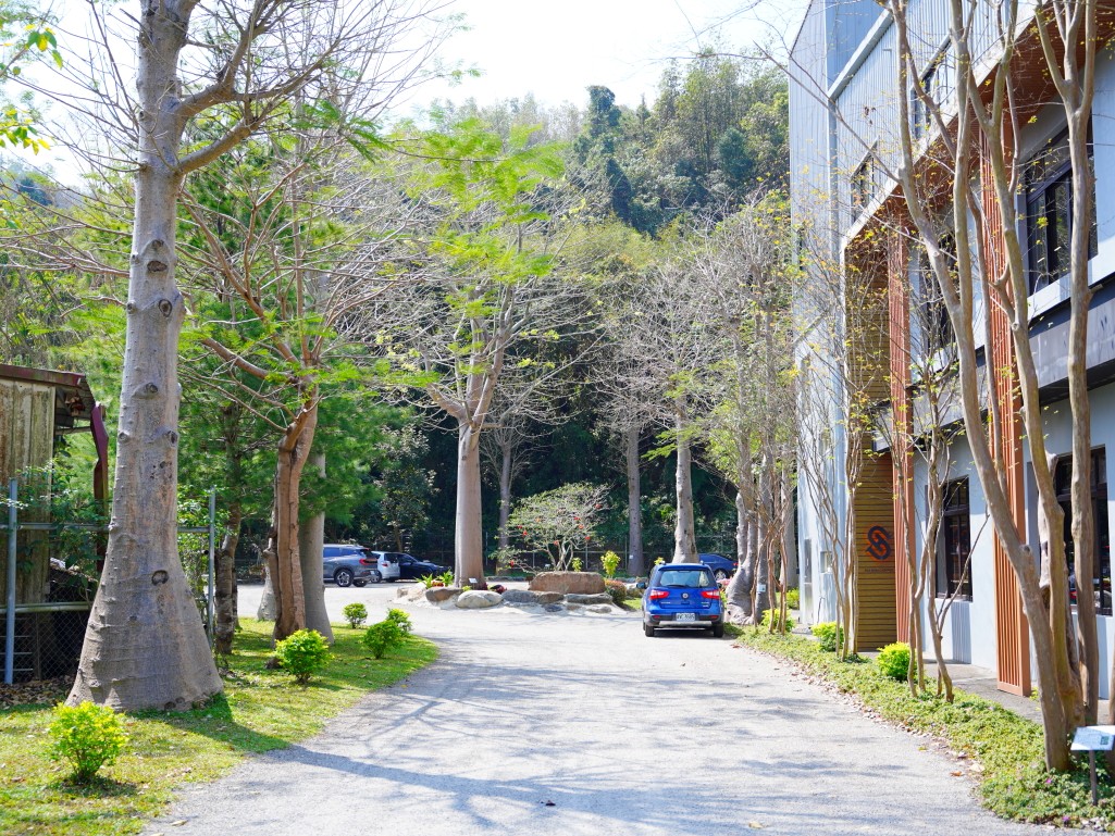 台灣惠蓀咖啡品牌館超大專屬戶外停車場