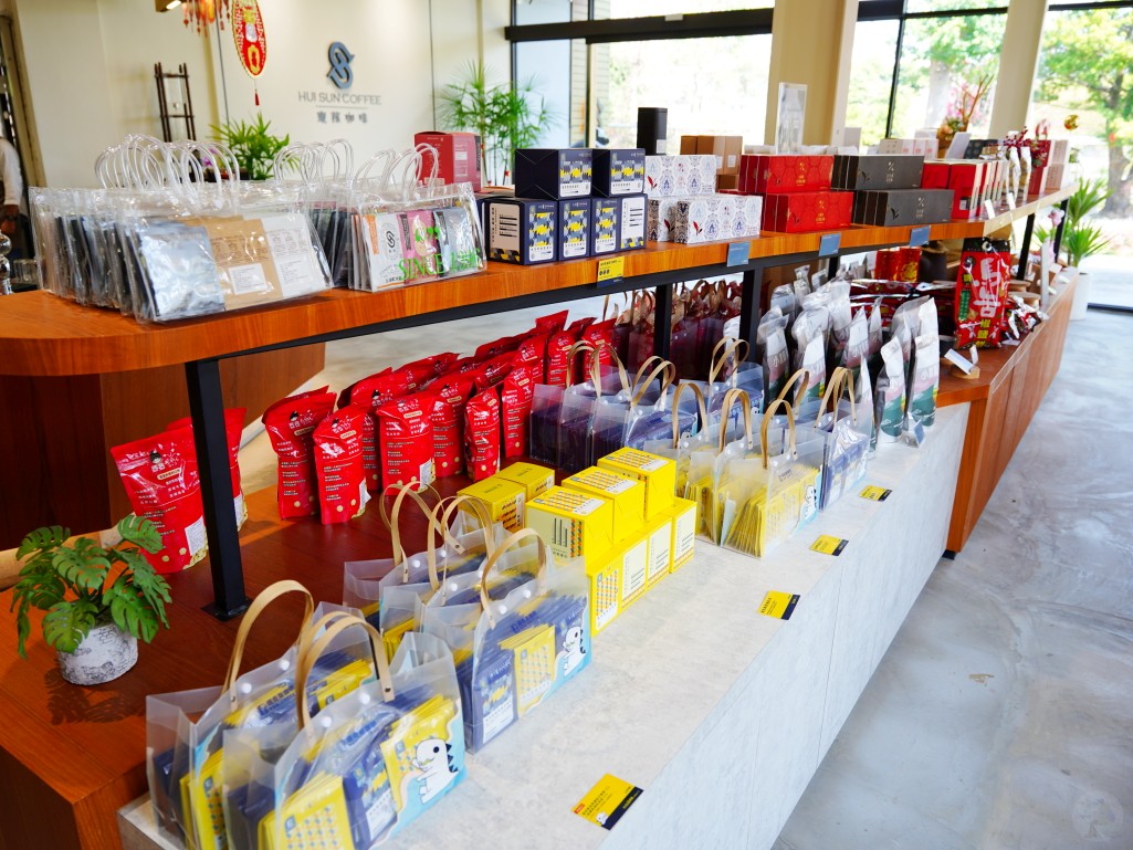 台灣惠蓀咖啡品牌館豐富的伴手禮展售區