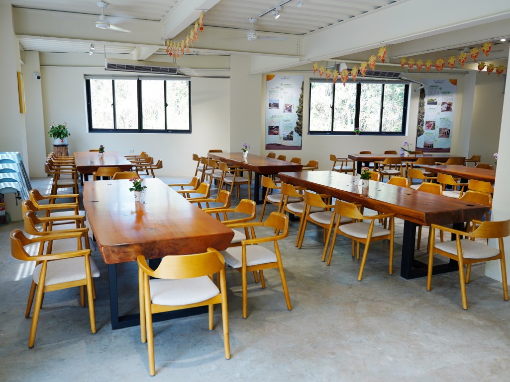 台灣惠蓀咖啡品牌館挑高明亮的室內用餐空間