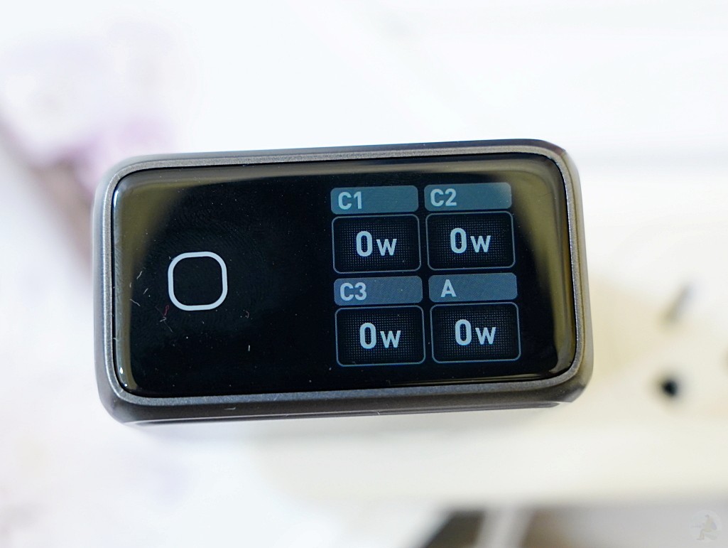 MONITORMATE MP-31 搭載動態數智顯示螢幕,清楚標示各孔輸出瓦數與溫度保護