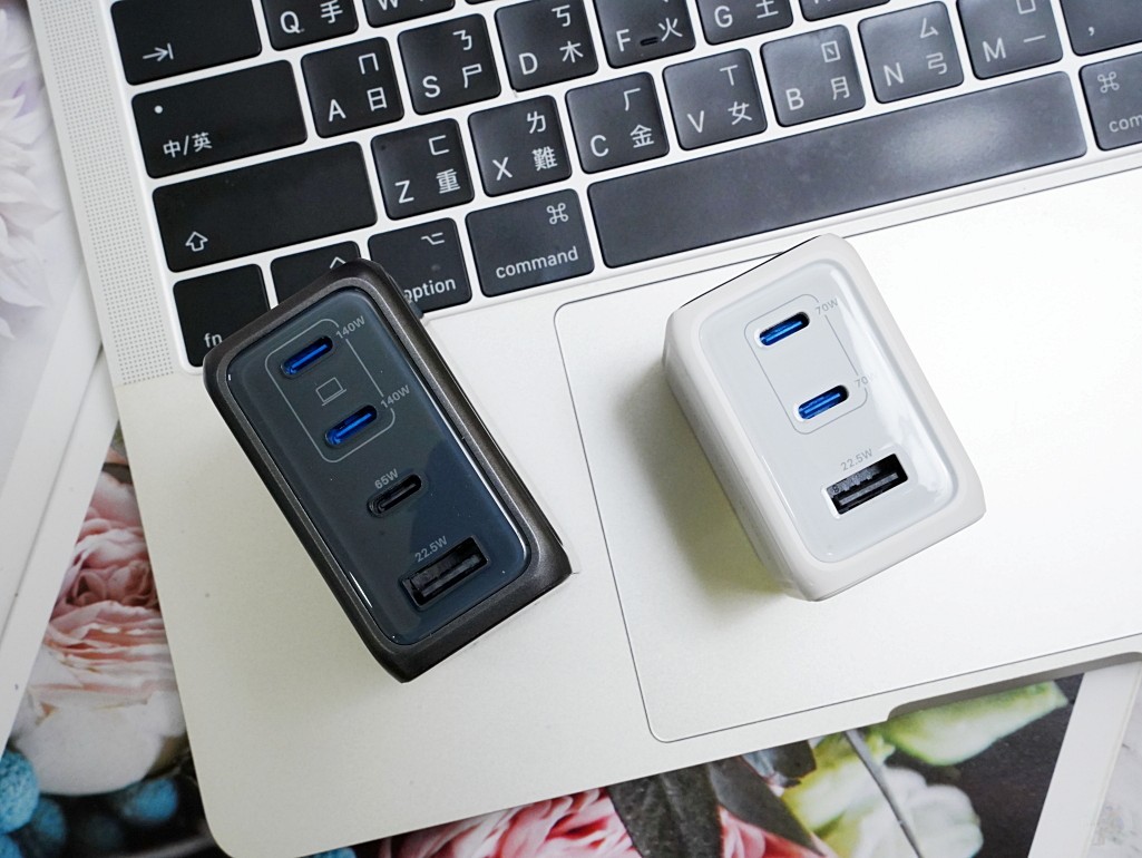 MONITORMATE MP-31 140W 與 MP-21 70W 放在 MacBook Pro 上的比例尺比較,極致輕巧