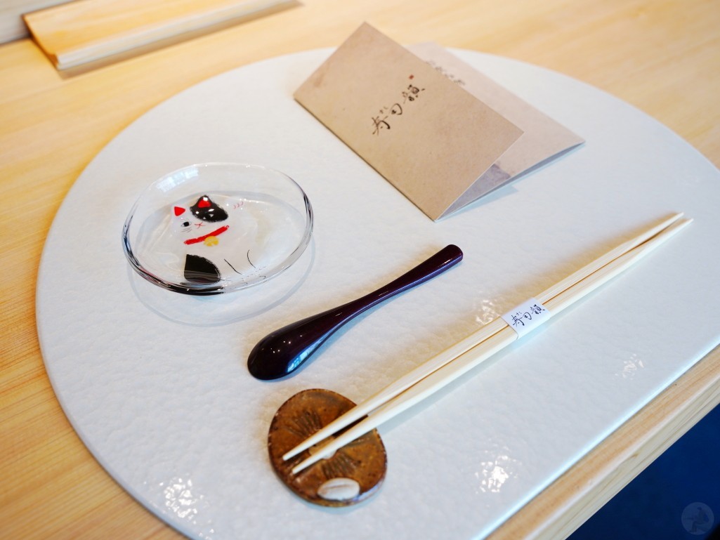 寿司韻用餐前餐具擺設|質感盤器與小碟子