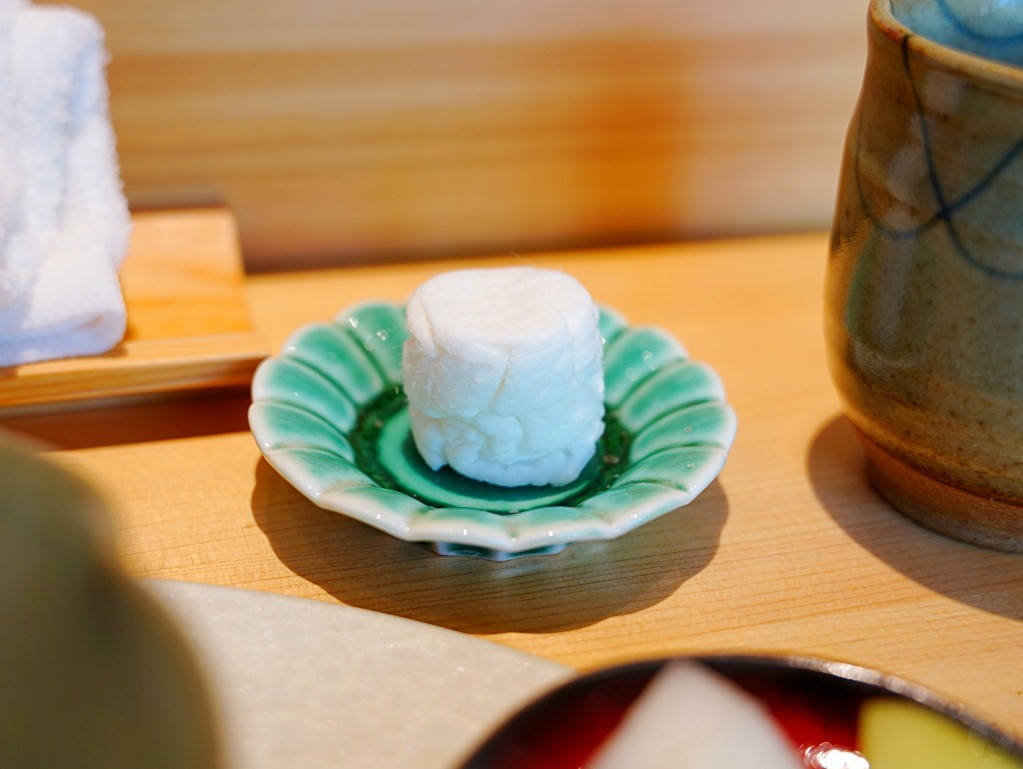 寿司韻板前用餐前濕紙巾擦手準備