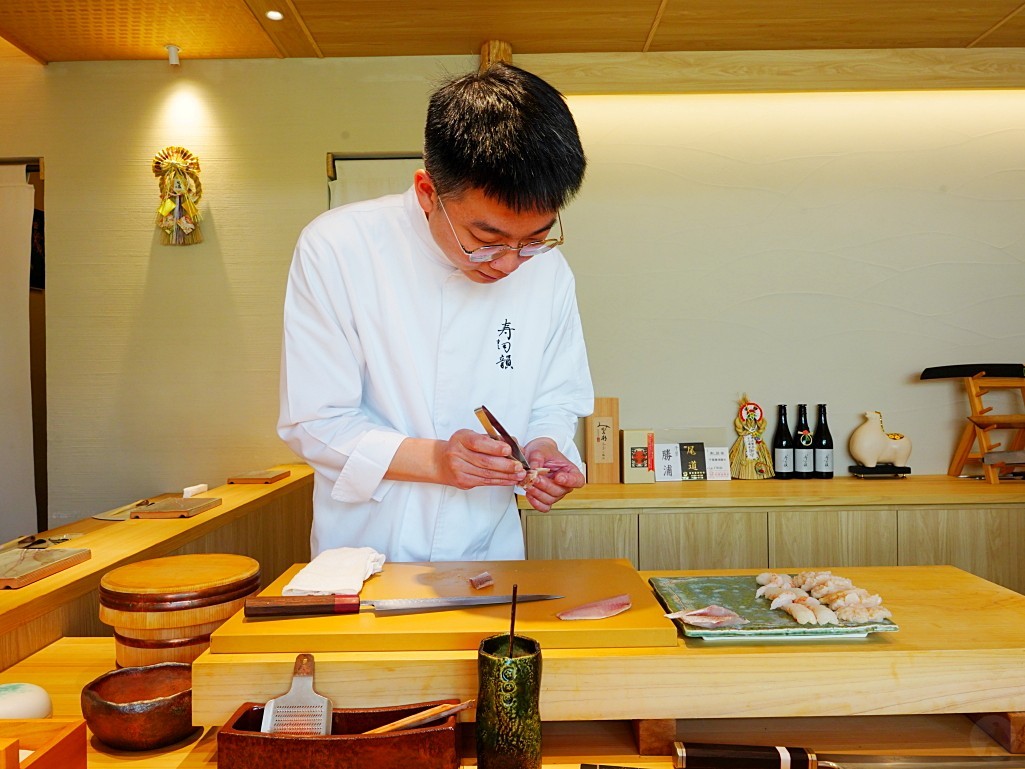 寿司韻師傅醋飯捏製手法近拍