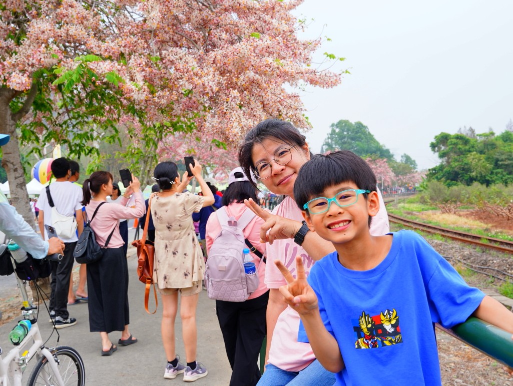 鐵道旁的木棧道