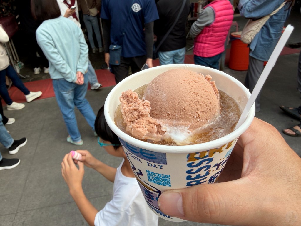 正典牛乳大王雪泥加冰淇淋與餅乾三明治冰磚實拍|南投伴手禮