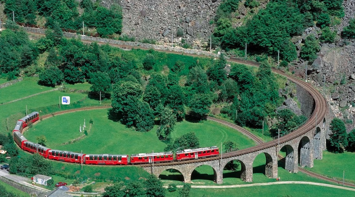 伯連納列車行駛於布魯西奧螺旋鐵橋 Brusio Spiral Viaduct
