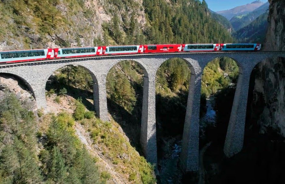 冰河列車行駛於蘭德瓦瑟高架橋 Landwasser Viaduct