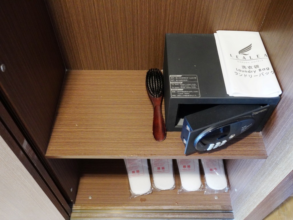 房內衣櫃與私人保險箱