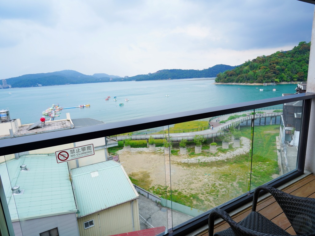 房間外獨立陽台與無敵湖景