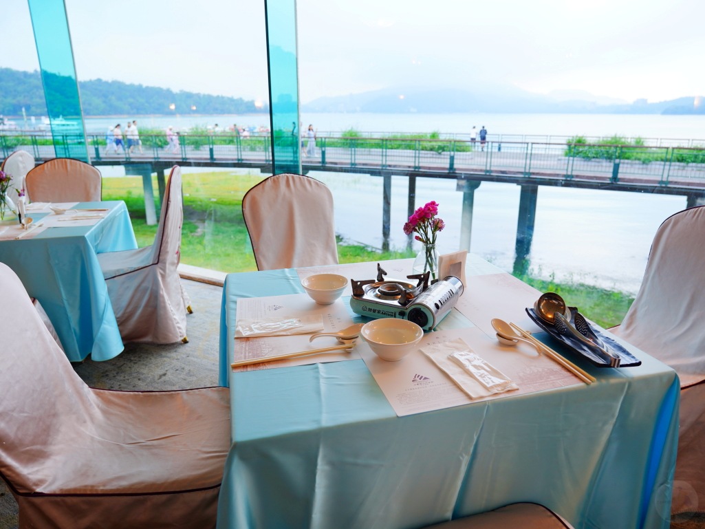 魚藻親水餐廳用餐環境,窗外就是湖景