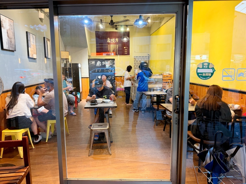 潭子老地方小吃店乾淨明亮的座位區