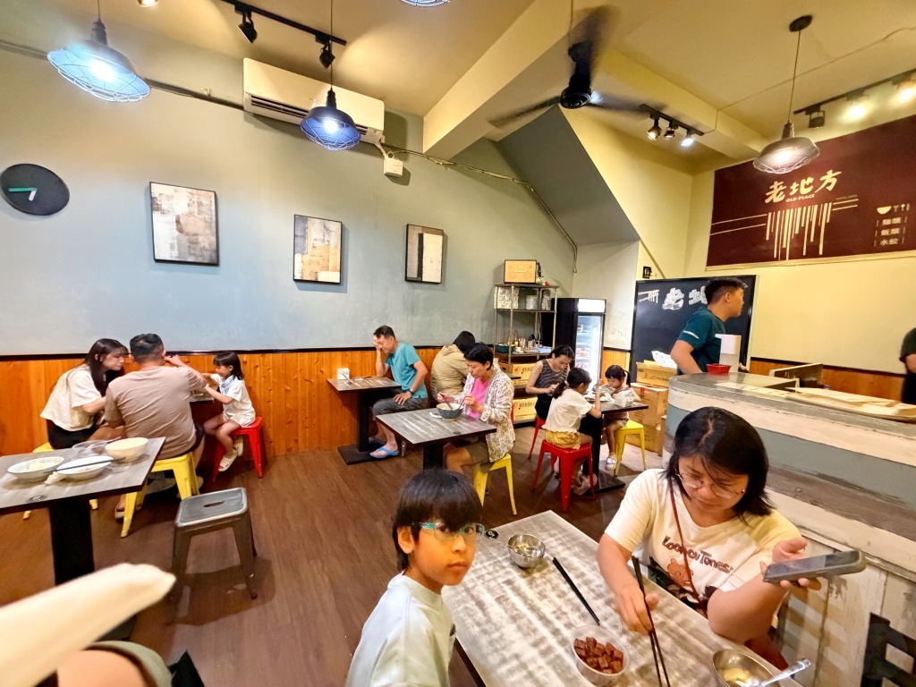 台中潭子老地方餐廳內部用餐環境