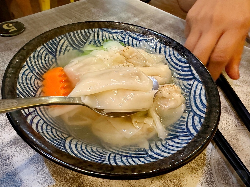 潭子老地方皮薄餡多的餛飩湯