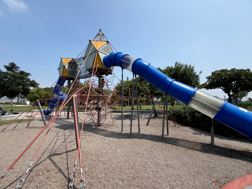 溪湖中央公園, 彰化親子景點, 彰化親子公園, 溪湖中央公園停車, 溪湖中央公園設施, 葡藤堡遊戲場, 溪湖糖廠順遊, 彰化免費景點, 彰化溪湖景點, 溪湖中央公園評價