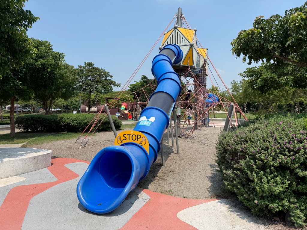 溪湖中央公園, 彰化親子景點, 彰化親子公園, 溪湖中央公園停車, 溪湖中央公園設施, 葡藤堡遊戲場, 溪湖糖廠順遊, 彰化免費景點, 彰化溪湖景點, 溪湖中央公園評價