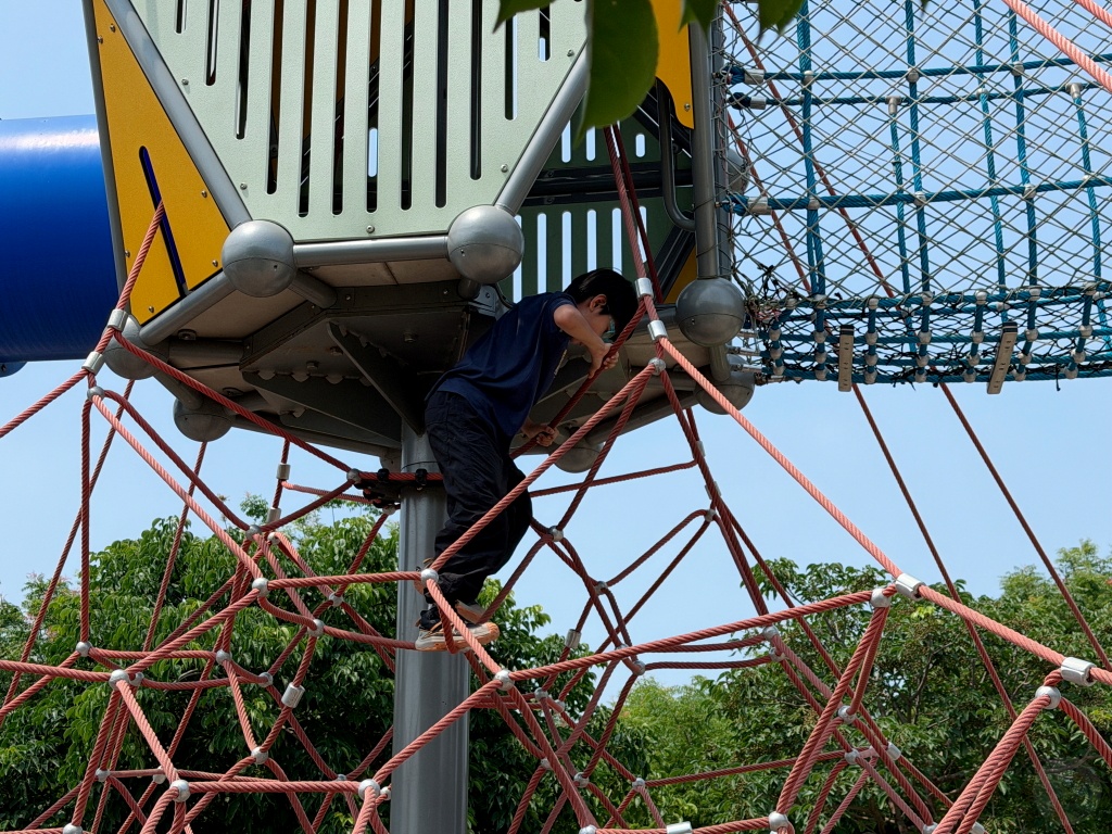 溪湖中央公園, 彰化親子景點, 彰化親子公園, 溪湖中央公園停車, 溪湖中央公園設施, 葡藤堡遊戲場, 溪湖糖廠順遊, 彰化免費景點, 彰化溪湖景點, 溪湖中央公園評價