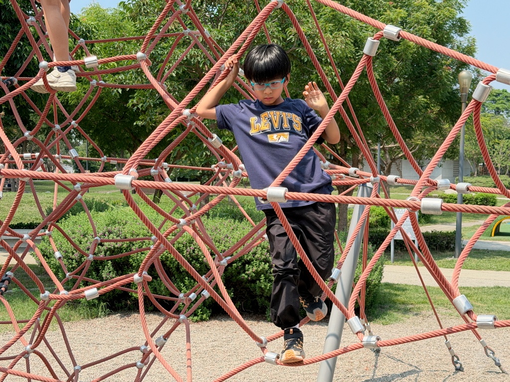 溪湖中央公園, 彰化親子景點, 彰化親子公園, 溪湖中央公園停車, 溪湖中央公園設施, 葡藤堡遊戲場, 溪湖糖廠順遊, 彰化免費景點, 彰化溪湖景點, 溪湖中央公園評價