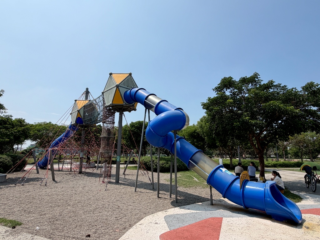溪湖中央公園, 彰化親子景點, 彰化親子公園, 溪湖中央公園停車, 溪湖中央公園設施, 葡藤堡遊戲場, 溪湖糖廠順遊, 彰化免費景點, 彰化溪湖景點, 溪湖中央公園評價