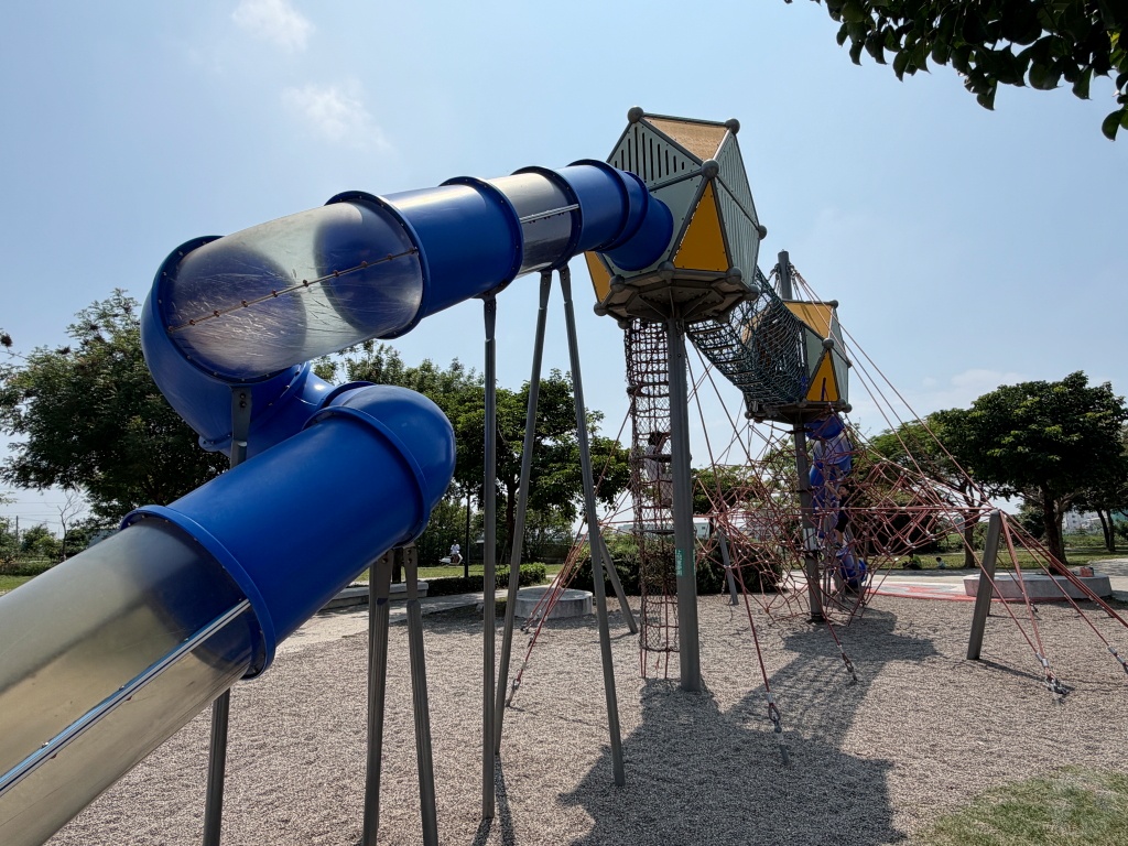 溪湖中央公園, 彰化親子景點, 彰化親子公園, 溪湖中央公園停車, 溪湖中央公園設施, 葡藤堡遊戲場, 溪湖糖廠順遊, 彰化免費景點, 彰化溪湖景點, 溪湖中央公園評價