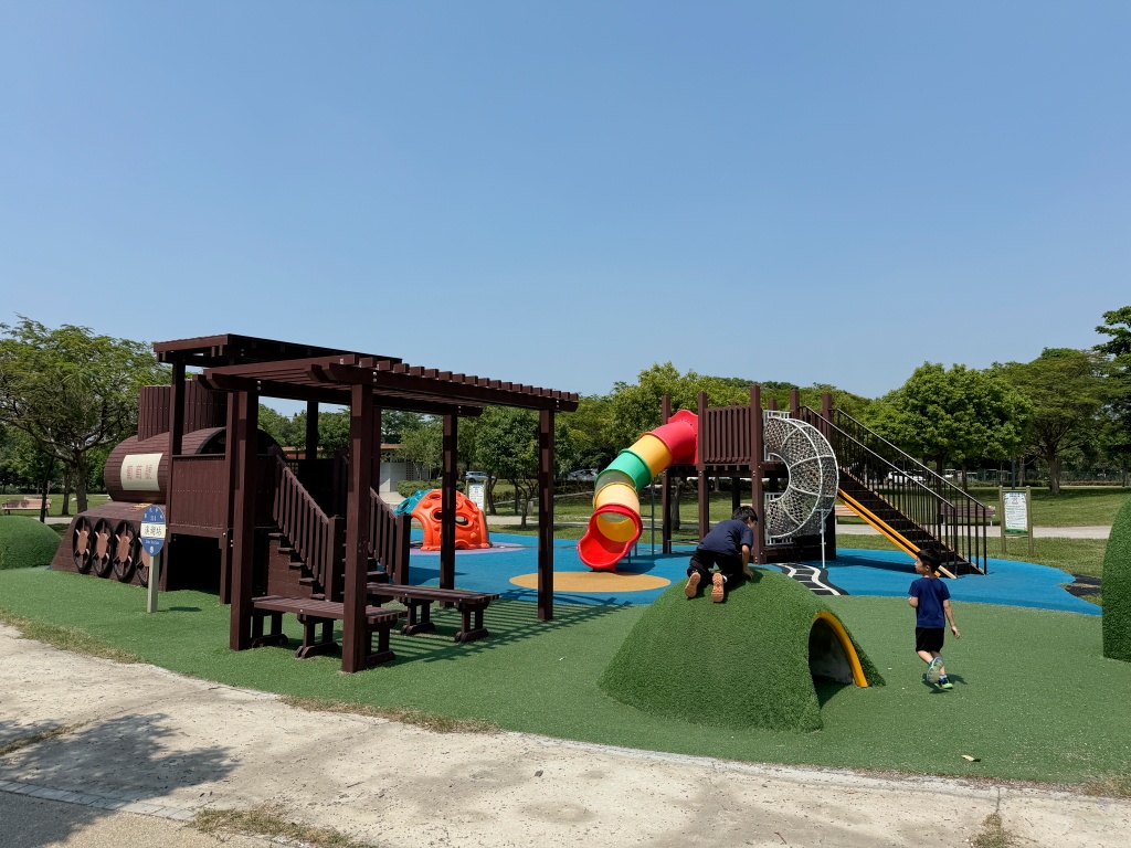 溪湖中央公園, 彰化親子景點, 彰化親子公園, 溪湖中央公園停車, 溪湖中央公園設施, 葡藤堡遊戲場, 溪湖糖廠順遊, 彰化免費景點, 彰化溪湖景點, 溪湖中央公園評價