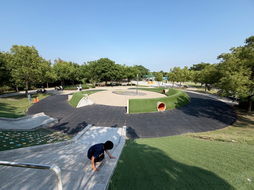 溪湖中央公園, 彰化親子景點, 彰化親子公園, 溪湖中央公園停車, 溪湖中央公園設施, 葡藤堡遊戲場, 溪湖糖廠順遊, 彰化免費景點, 彰化溪湖景點, 溪湖中央公園評價