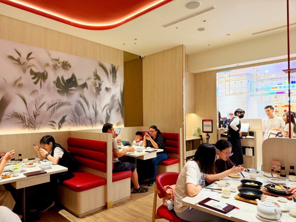 漢神洲際店木質調與水墨風格裝潢