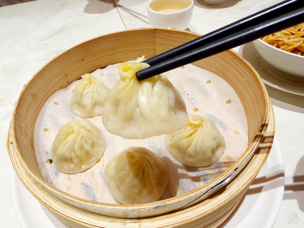 蟹粉小籠湯包皮薄多汁