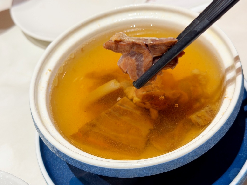 原盅燉牛肉湯極致軟嫩的肉塊