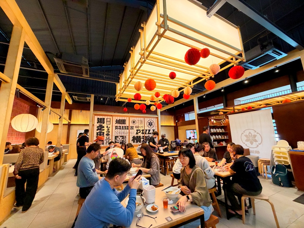 寬敞明亮的室內用餐空間