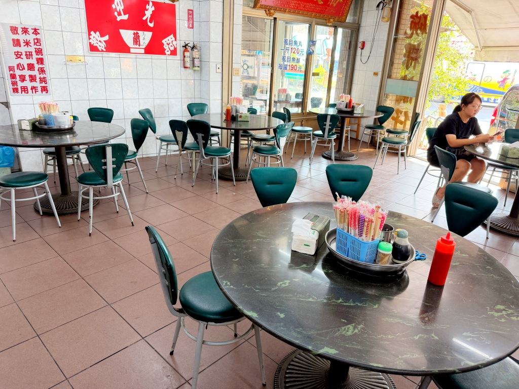阿蘭碗粿一樓室內用餐環境