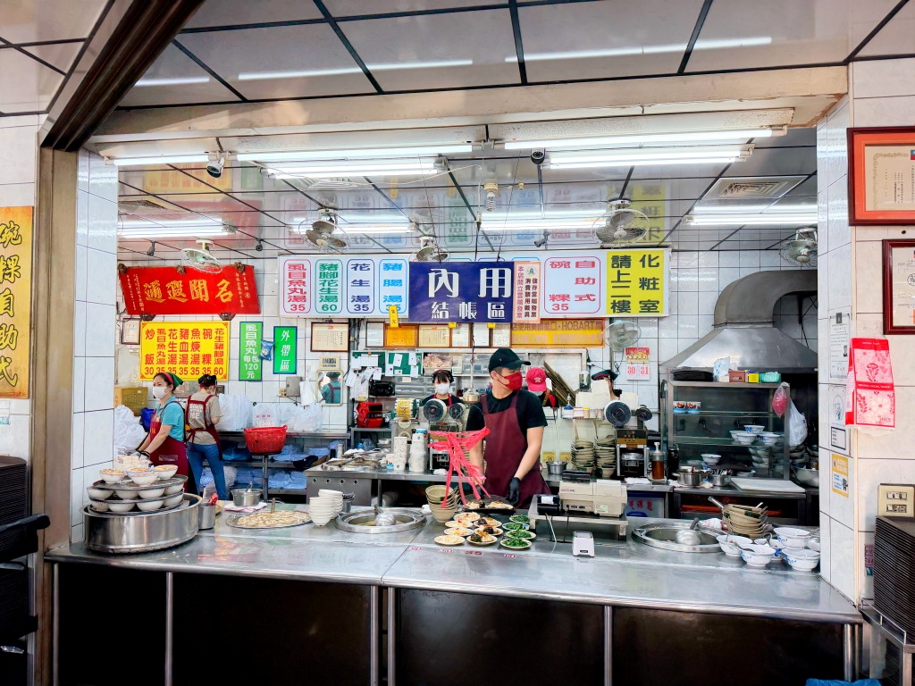 阿蘭碗粿自助取餐區與結帳櫃檯