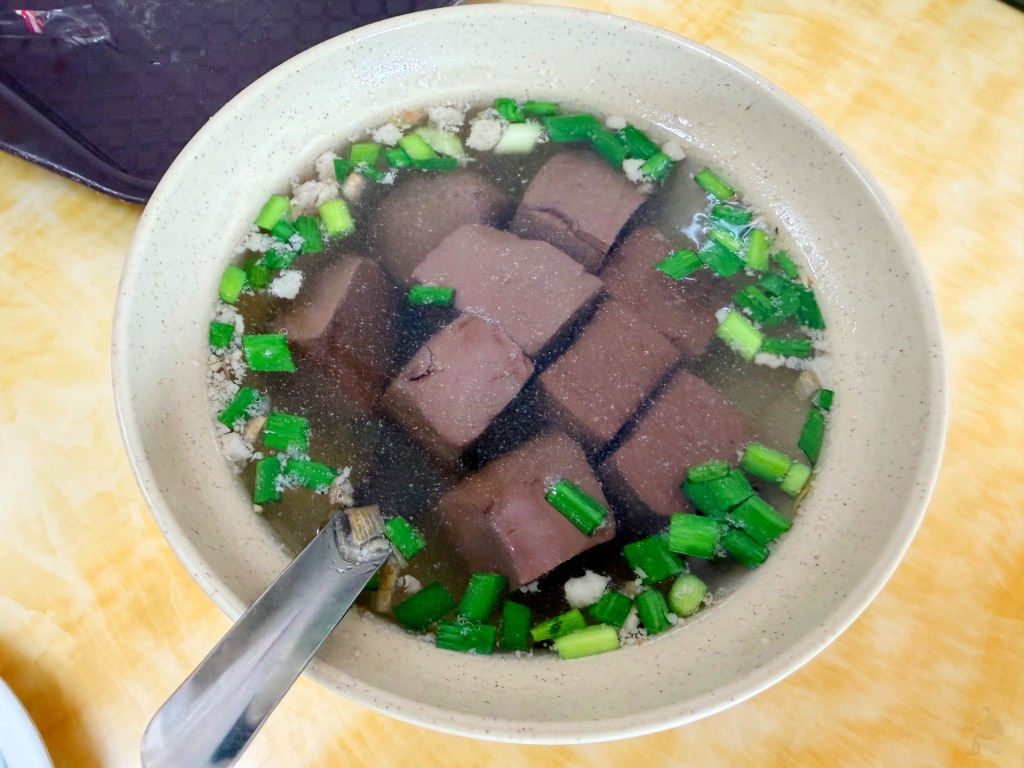 阿蘭碗粿必點料多實在的豬血湯