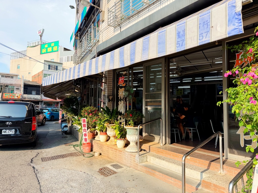 阿蘭碗粿假日排隊人潮與點餐區
