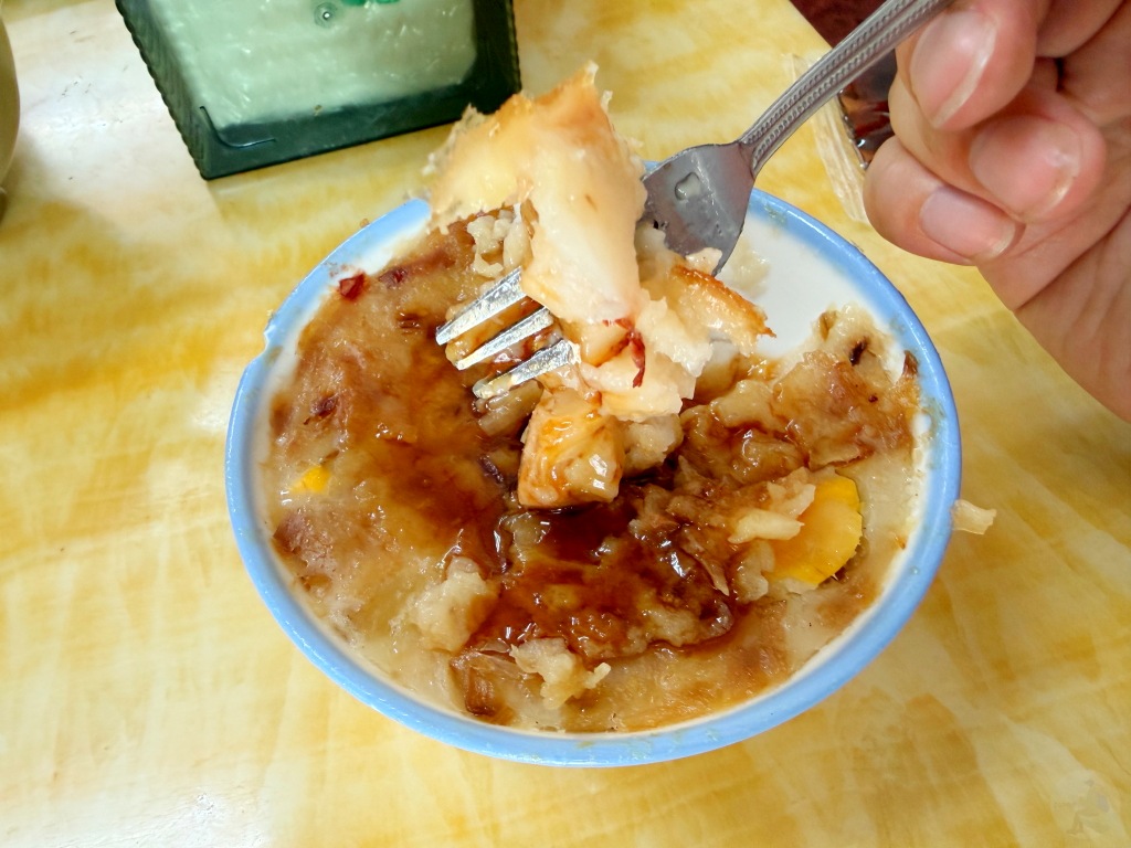 淋上特製蒜味醬油膏的美味碗粿