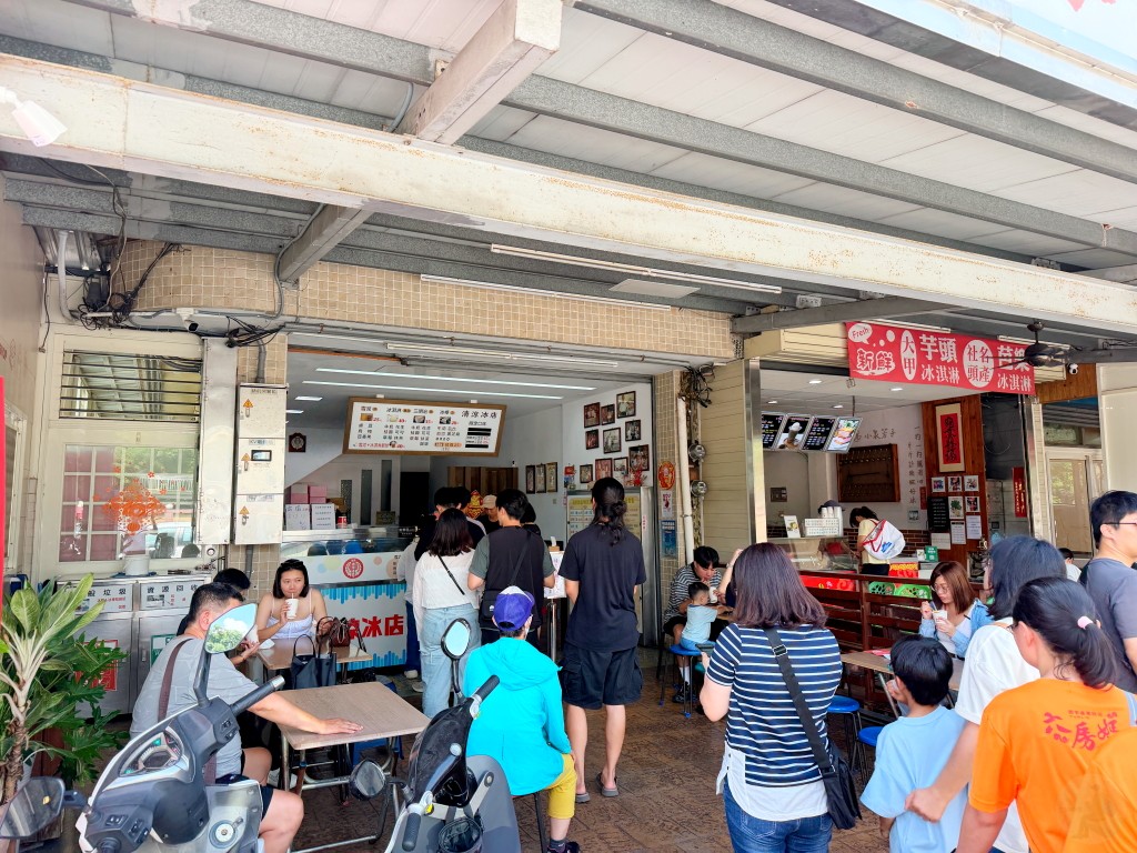 斗六溝壩清涼冰店假日排隊人潮與點餐環境