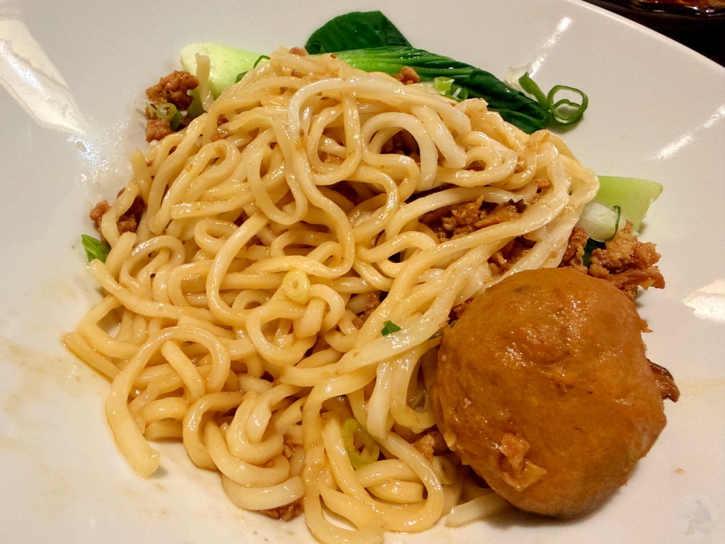 傳香肉燥乾拌麵均勻拌開後吸附滿滿鹹香醬汁