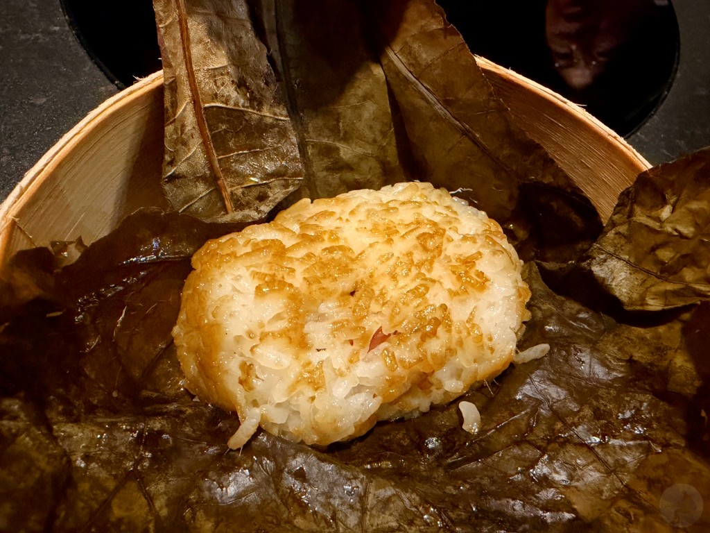 荷葉糯米雞內部口感偏軟爛黏稠