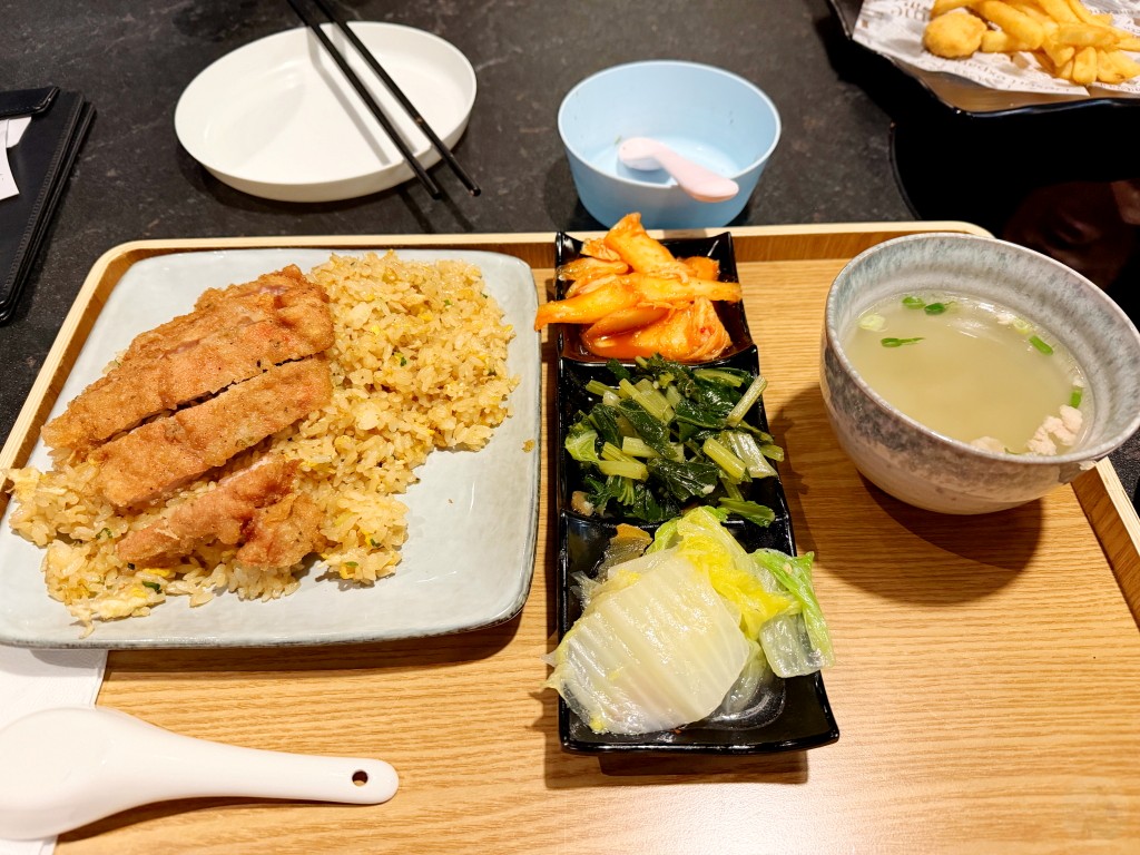 長順茶館主食排骨蛋炒飯上桌