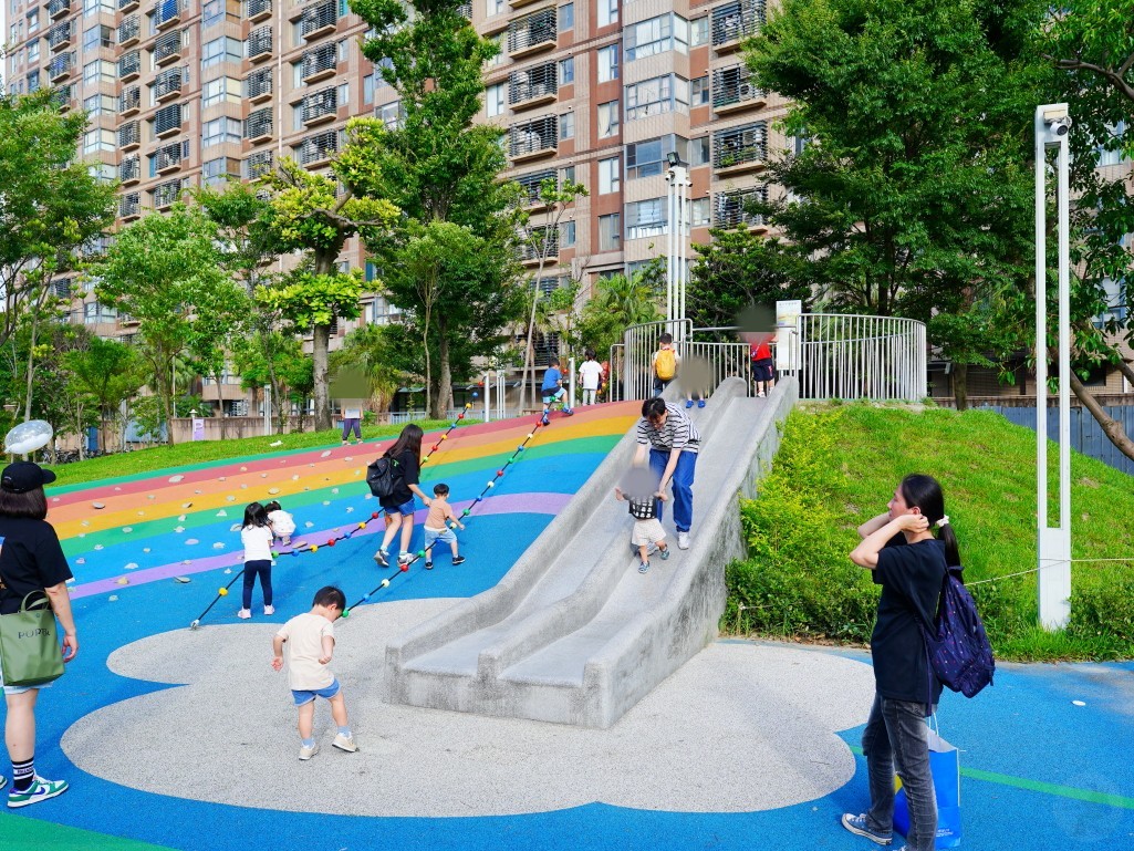 台茂公園 彩虹攀岩區與PU地墊