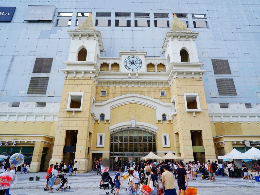 台茂公園與後方台茂購物中心建築