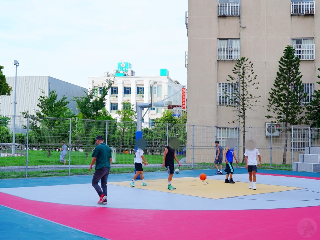 台茂公園 中庭圓形廣場與賞花步道