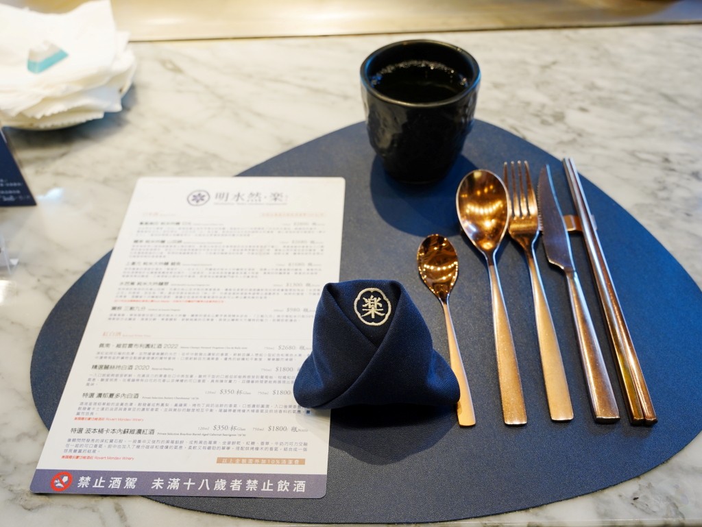 精緻的日式餐具與桌面擺設