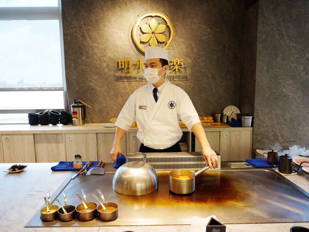 廚師專注料理的神的神情