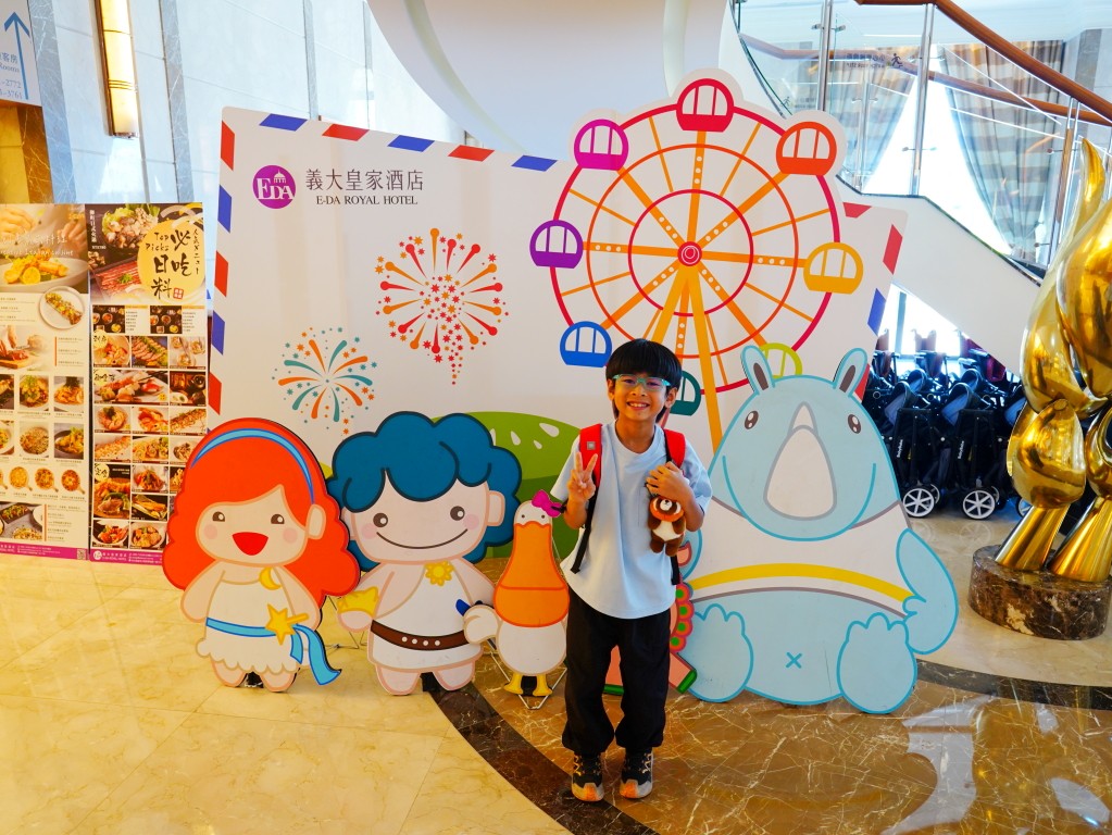 義大遊樂世界吉祥物大義與小朋友合照