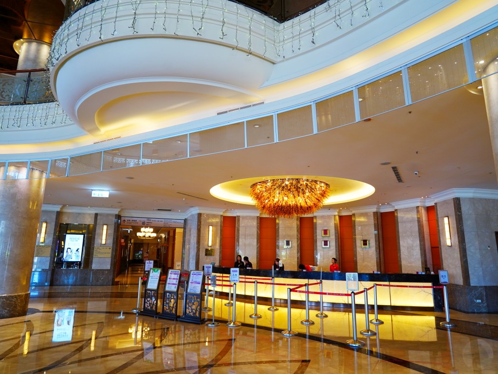 義大皇家酒店寬敞的入住辦理櫃台