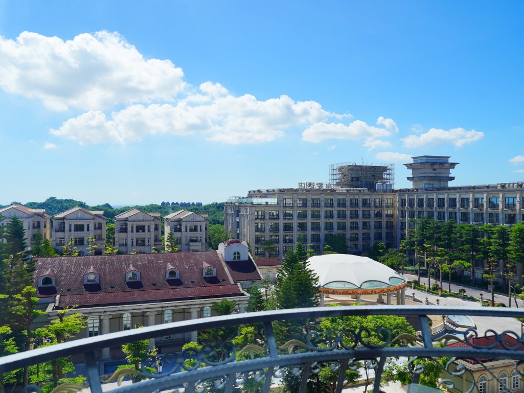 站在花園家庭房專屬陽台欣賞戶外風景